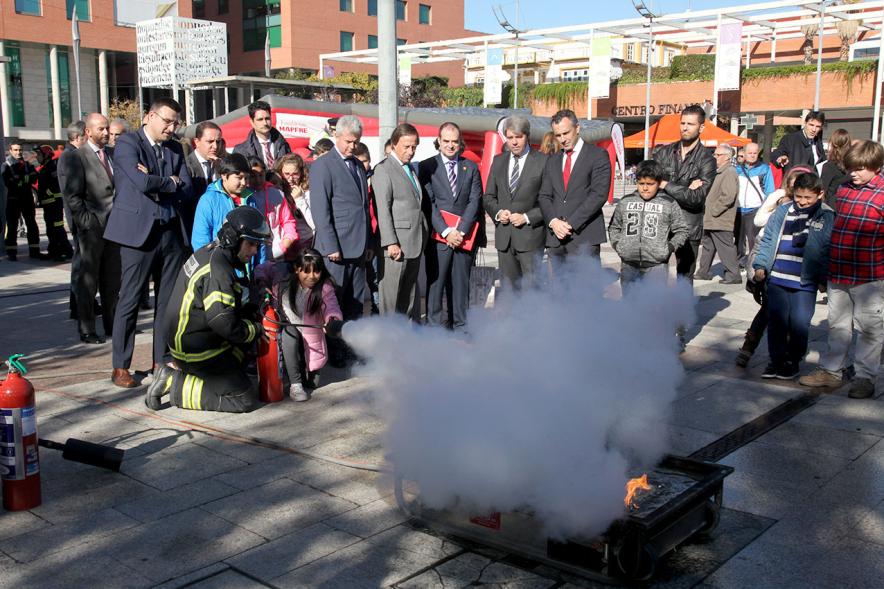 Presentación Semana de la Prevención de Incendios -  Los participantes y autoridades en el simulacro de fuego.