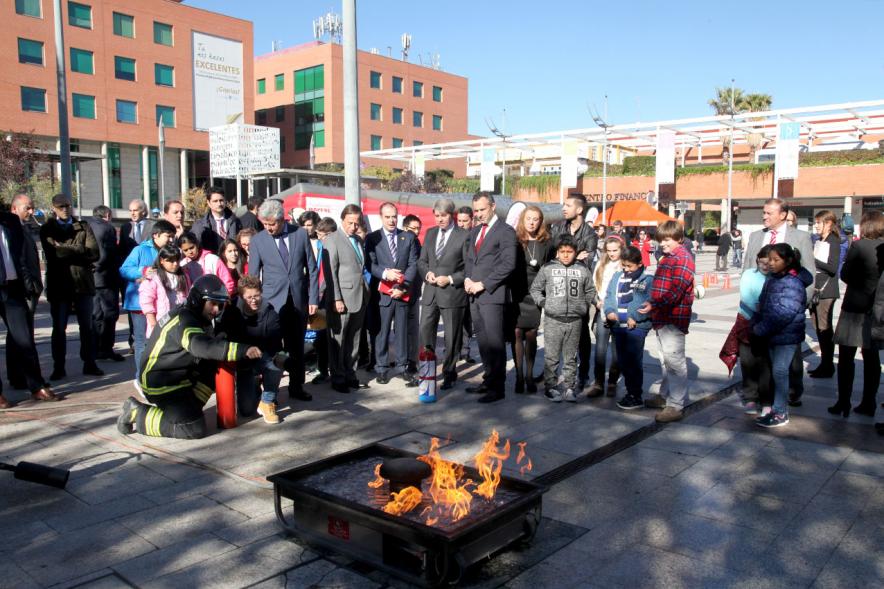 Presentación Semana de la Prevención de Incendios - Los participantes  y autoridades en  el simulacro de fuego.