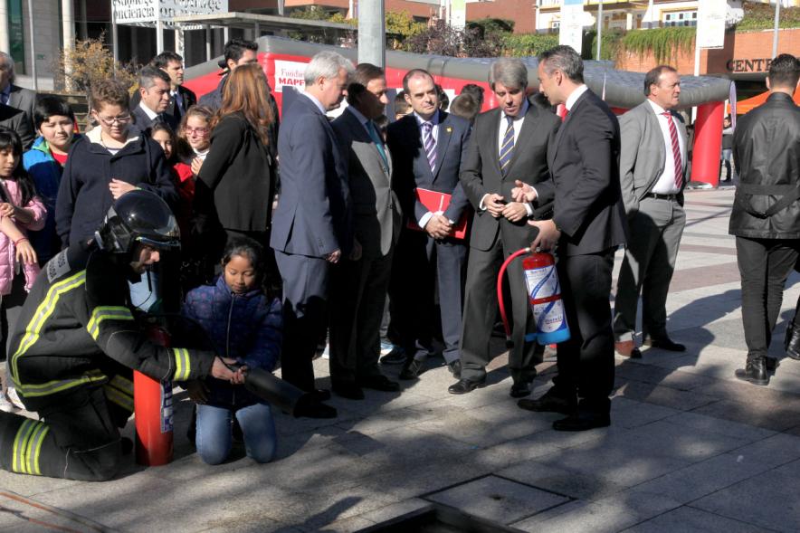 Presentación Semana de la Prevención de Incendios -  Las autoridades con los bomberos y los participantes.