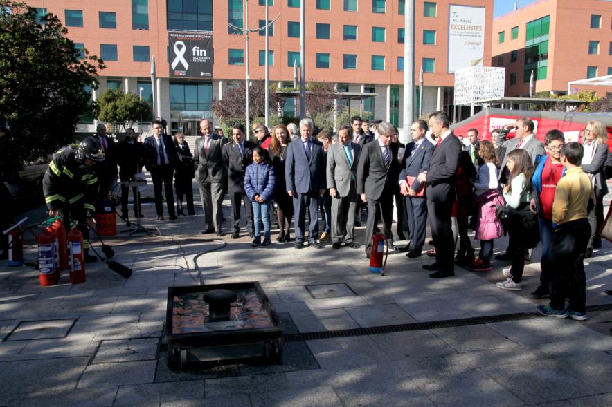 Presentación Semana de la Prevención de Incendios - Las autoridades con los bomberos y los participantes.