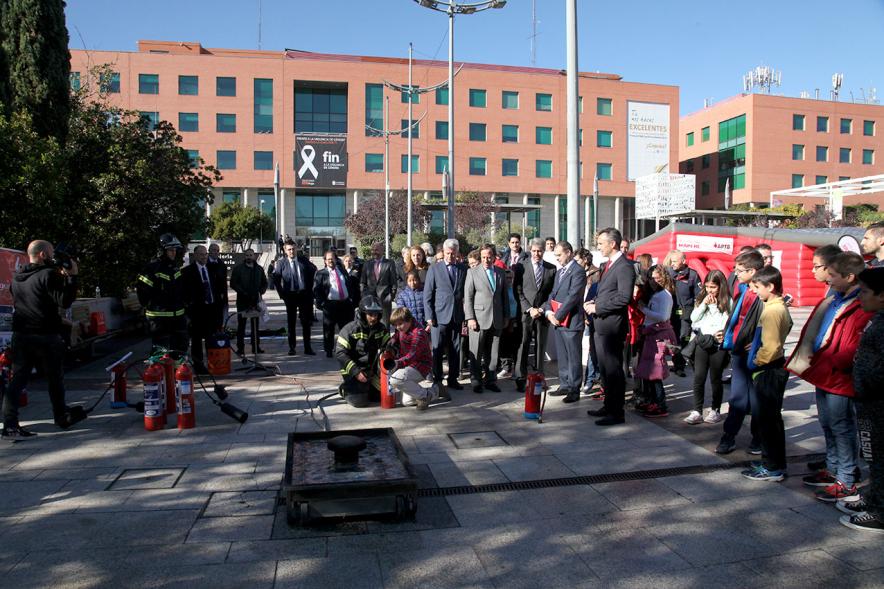Presentación Semana de la Prevención de Incendios - Las autoridades con los bomberos y los participantes.
