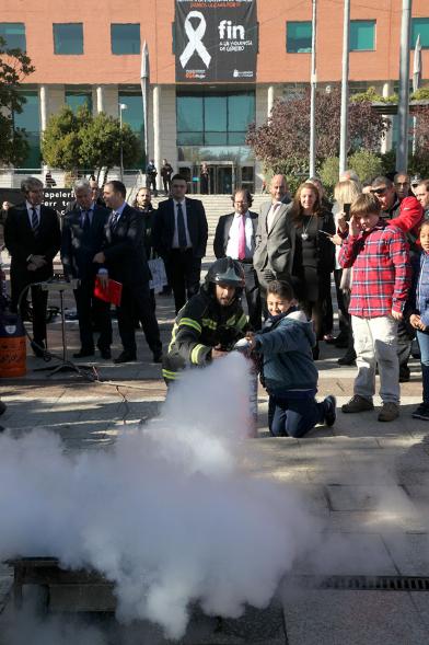Presentación Semana de la Prevención de Incendios -  Las autoridades con los bomberos y los participantes.