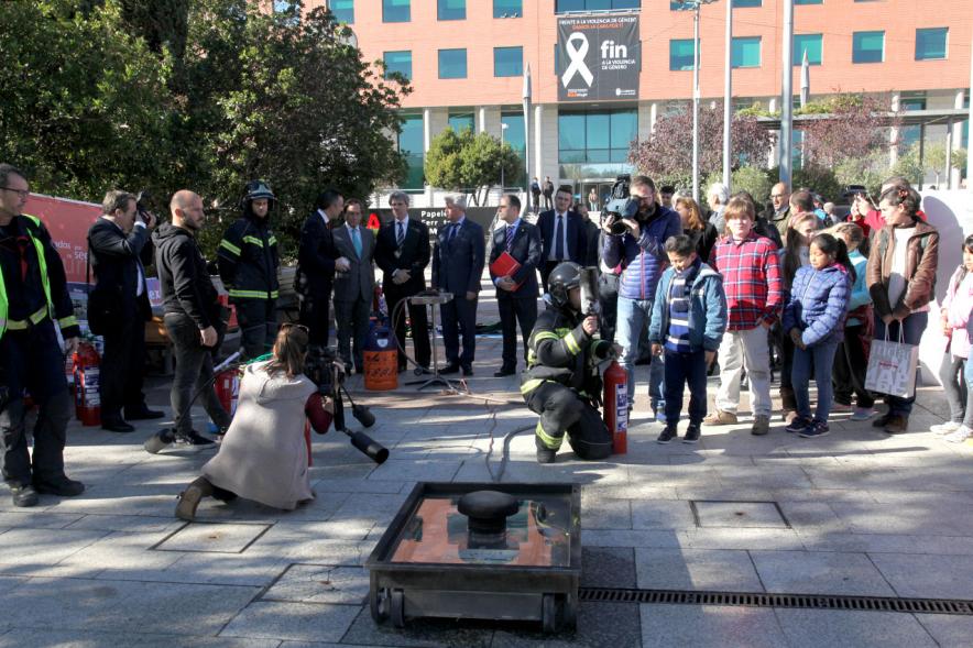 Presentación Semana de la Prevención de Incendios - Las autoridades con los bomberos y los participantes.