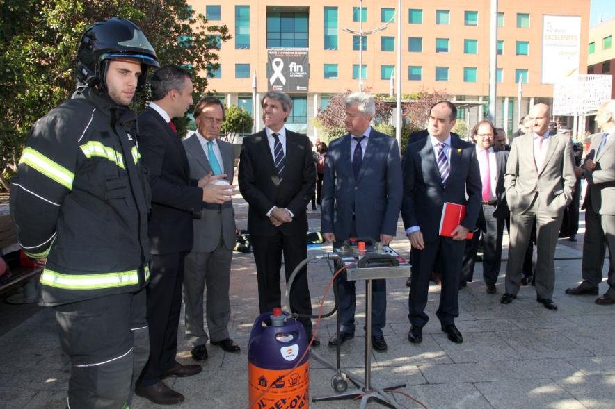 Presentación Semana de la Prevención de Incendios -  Las autoridades con los bomberos.