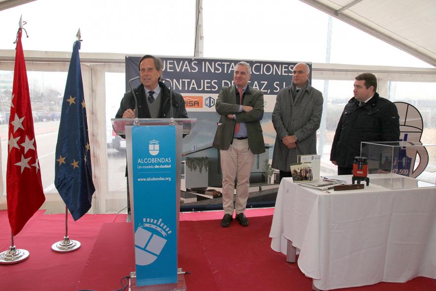 Colocación Primera Piedra Empresa Montajes Delsaz - Imagen del alcalde García de Vinuesa dirigiéndose al público asistente.