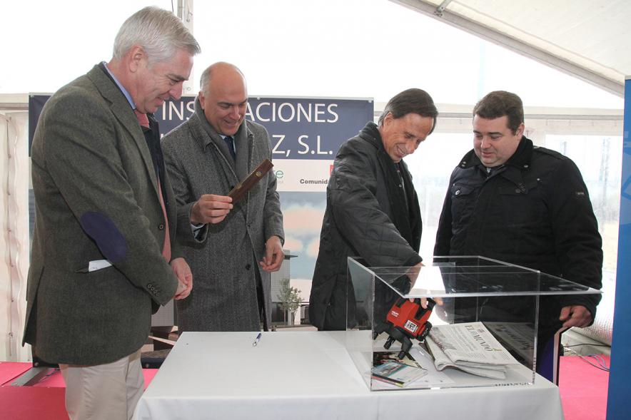Colocación Primera Piedra Empresa Montajes Delsaz - Imagen de distintos miembros de la empresa  montajes Delsaz en presencia del alcalde García de Vinuesa haciendo una cápsula del tiempo.