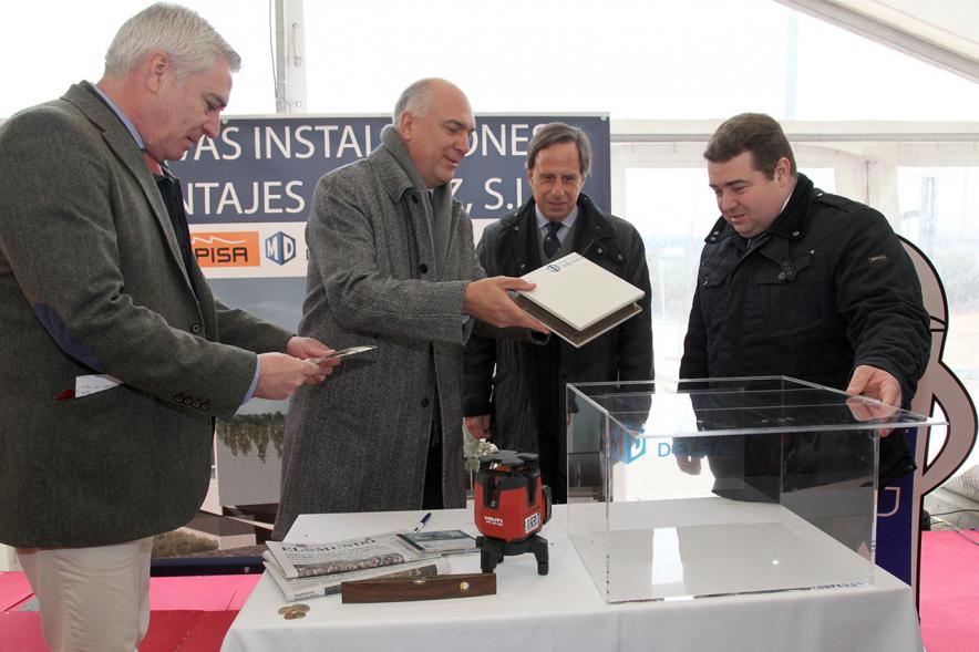 Colocación Primera Piedra Empresa Montajes Delsaz - Imagen de distintos miembros de la empresa  montajes Delsaz en presencia del alcalde García de Vinuesa haciendo una cápsula del tiempo.
