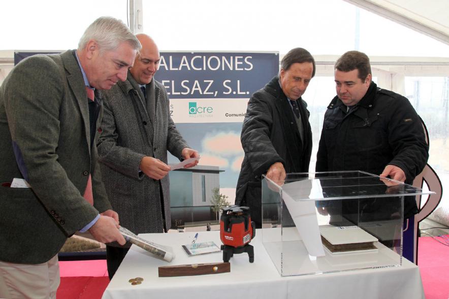 Colocación Primera Piedra Empresa Montajes Delsaz - Imagen de distintos miembros de la empresa  montajes Delsaz en presencia del alcalde García de Vinuesa haciendo una cápsula del tiempo.