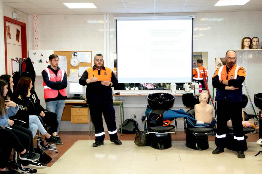 Protección civil explicando un proceso