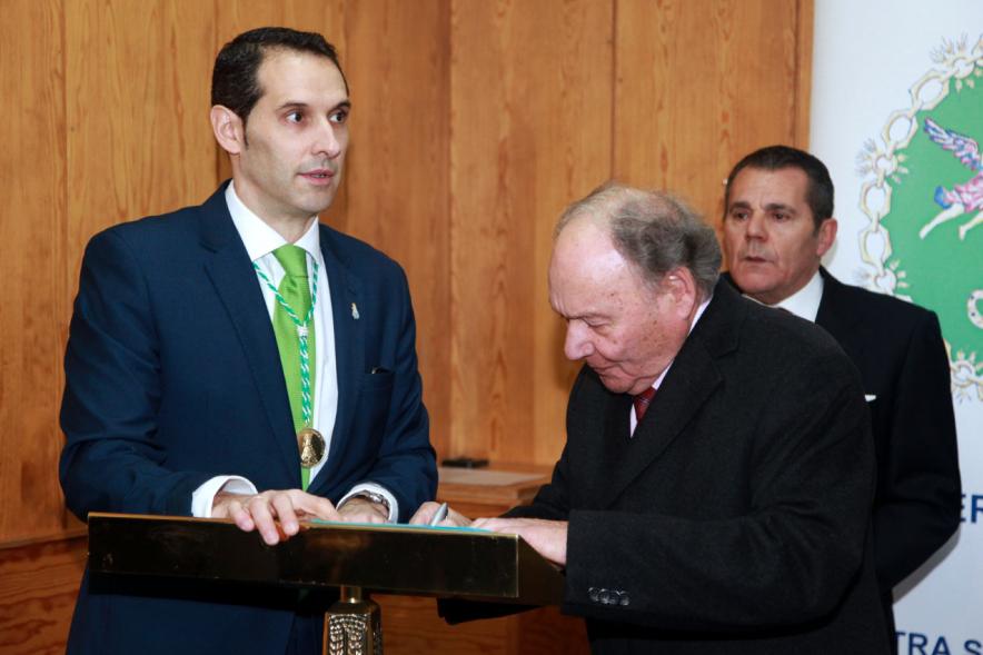 Nombramiento Prioste Mayor Fiestas Virgen de La Paz 2017 - Prioste firmando.
