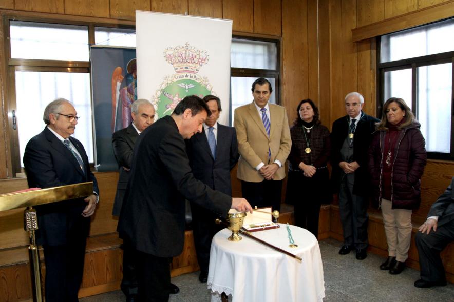 Nombramiento del Prioste Mayor Fiestas Virgen de la Paz 2018 - El sacerdote  bendice el báculo.