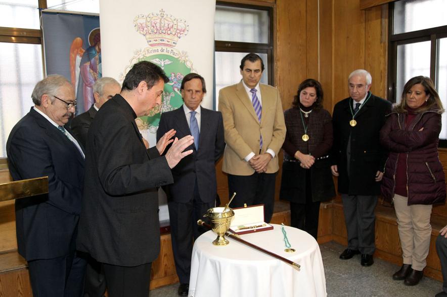Nombramiento del Prioste Mayor Fiestas Virgen de la Paz 2018 - El sacerdote bendice los complementos.