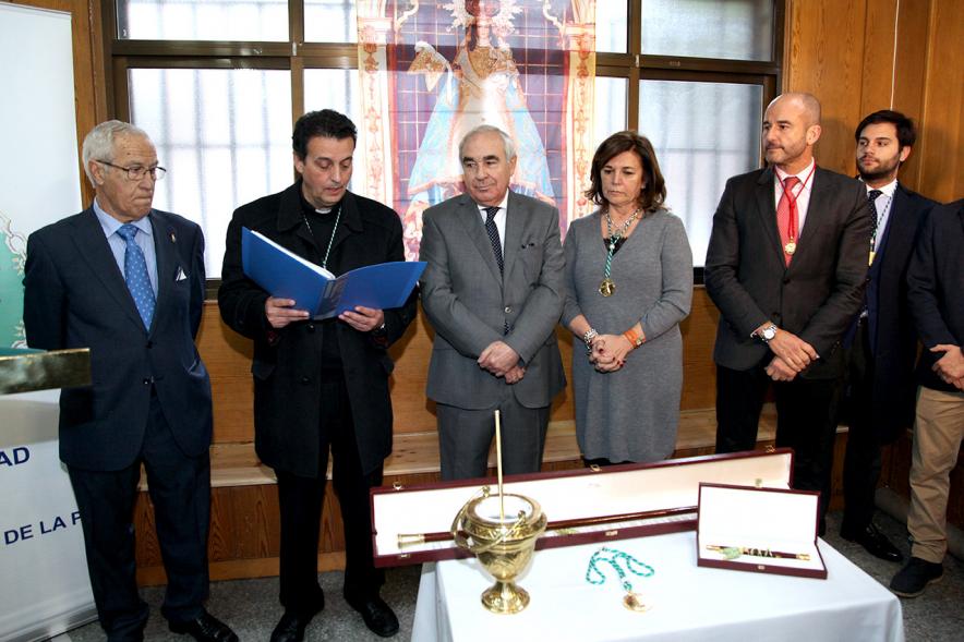 Fiestas Virgen de la Paz 2019 - Nombramiento Prioste Mayor - Imagen de la Bendición de los complementos junto a los miembros de la Hermandad y las autoridades.