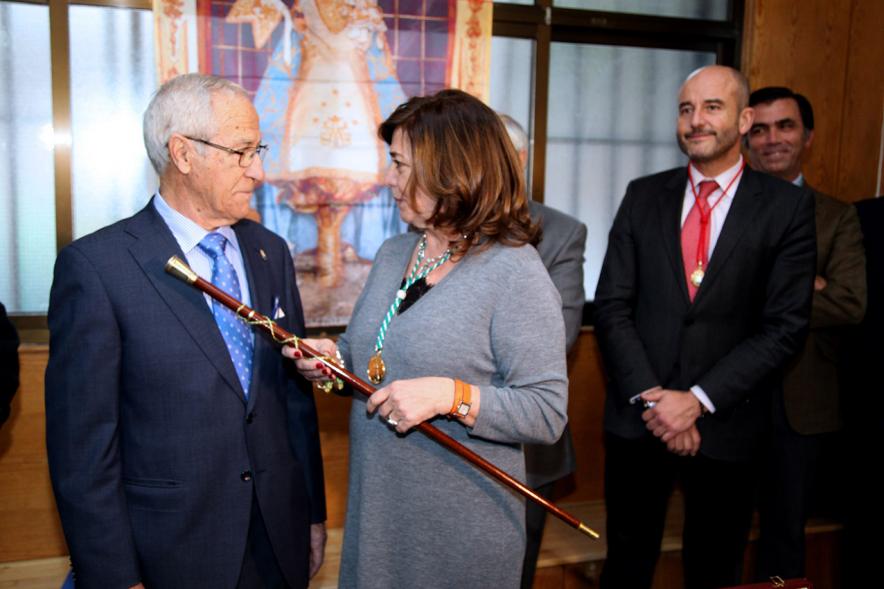 Fiestas Virgen de la Paz 2019 - Nombramiento Prioste Mayor -La Presidenta de la Hermandad entrega el bastón al nuevo Prioeste. D. Luis  Martín.