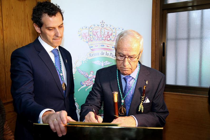 Fiestas Virgen de la Paz 2019 - Nombramiento Prioste Mayor - Primer plano de la firma del nuevo Prioste Mayor D. Luis Martin Melendro.