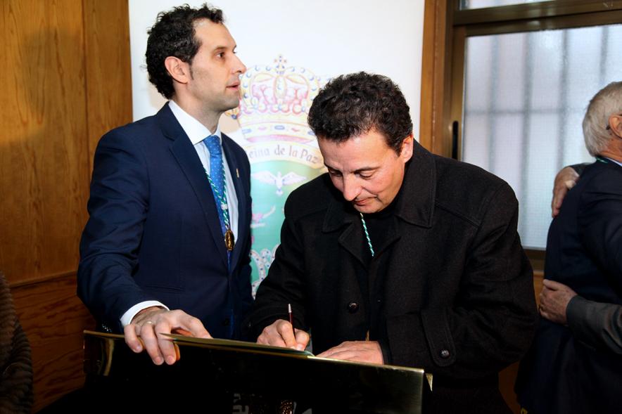 Fiestas Virgen de la Paz 2019 - Nombramiento Prioste Mayor - Primer plano del párroco firmando.