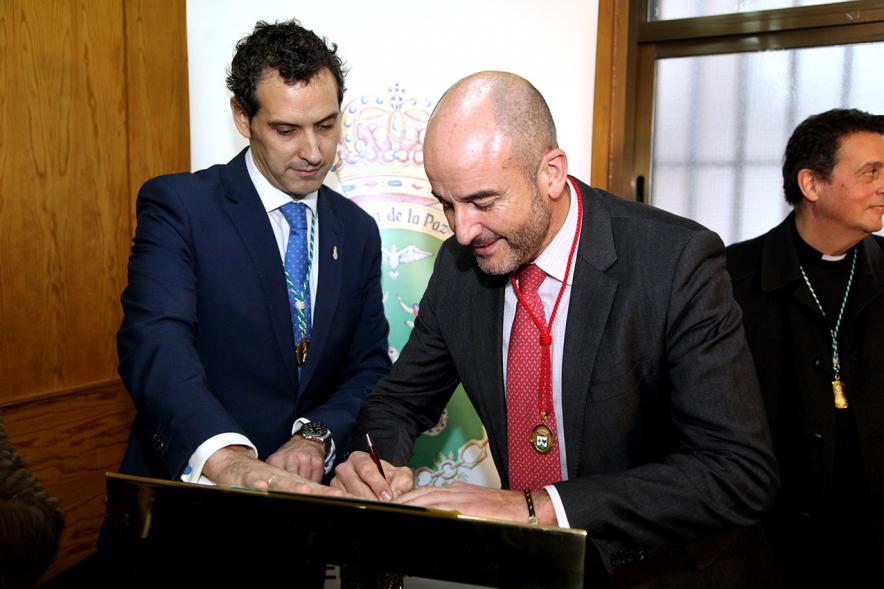 Fiestas Virgen de la Paz 2019 - Nombramiento Prioste Mayor - Imagen de Ramón Cubián concejal del ayuntamiento firmando.