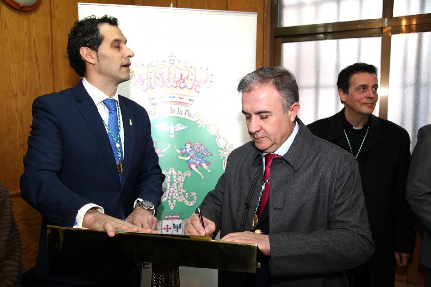 Fiestas Virgen de la Paz 2019 - Nombramiento Prioste Mayor -  Primer plano de la firma de los socios de la Hermandad.