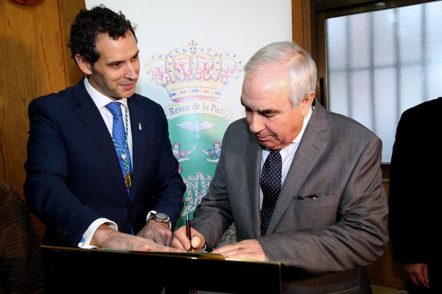 Fiestas Virgen de la Paz 2019 - Nombramiento Prioste Mayor - Primer plano del Prioste anterior y el nuevo.