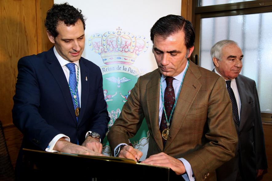 Fiestas Virgen de la Paz 2019 - Nombramiento Prioste Mayor - Primer plano de la firma de los socios de la Hermandad.
