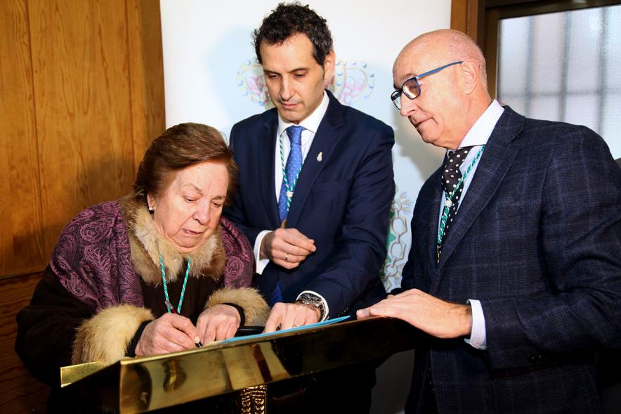 Fiestas Virgen de la Paz 2019 - Nombramiento Prioste Mayor -  Primer plano de la firma de los socios de la Hermandad.