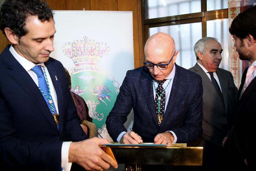 Fiestas Virgen de la Paz 2019 - Nombramiento Prioste Mayor -  Primer plano de la firma de los socios de la Hermandad.
