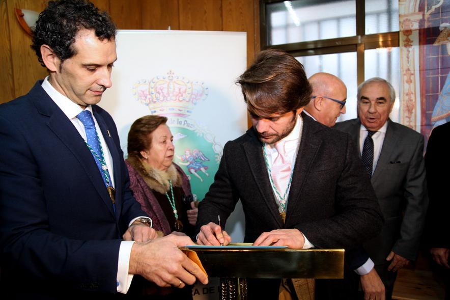 Fiestas Virgen de la Paz 2019 - Nombramiento Prioste Mayor - Primer plano de la firma de los socios de la Hermandad.