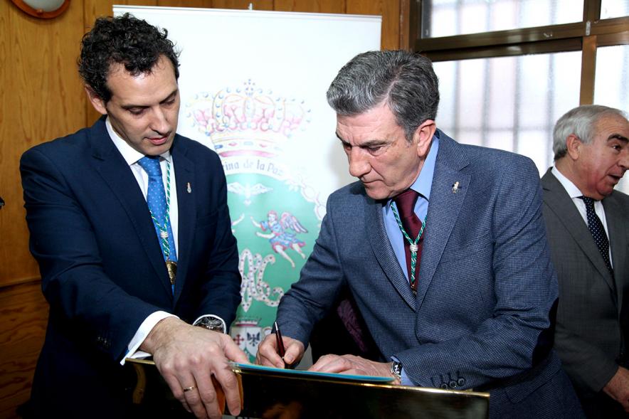 Fiestas Virgen de la Paz 2019 - Nombramiento Prioste Mayor -  Primer plano de la firma de los socios de la Hermandad.