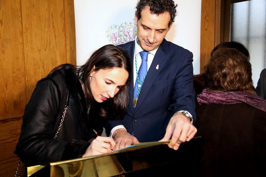Fiestas Virgen de la Paz 2019 - Nombramiento Prioste Mayor - Primer plano de la firma de los cofrades. 