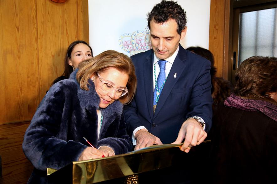 Fiestas Virgen de la Paz 2019 - Nombramiento Prioste Mayor - Primer plano de la firma de los socios de la Hermandad.