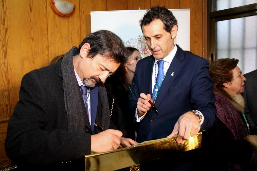 Fiestas Virgen de la Paz 2019 - Nombramiento Prioste Mayor -  Primer plano de la firma de los socios de la Hermandad.