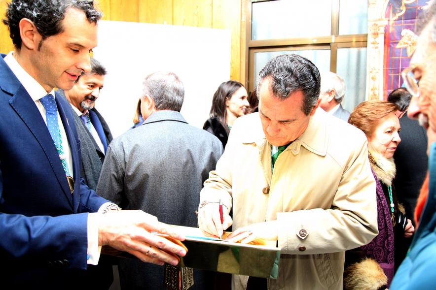 Fiestas Virgen de la Paz 2019 - Nombramiento Prioste Mayor -  Primer plano de la firma de los socios de la Hermandad.