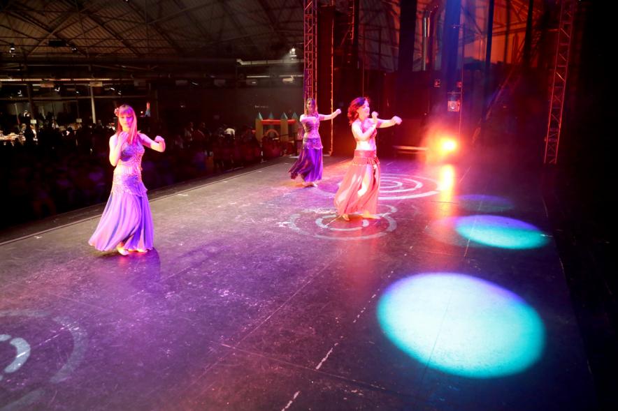 XIIº Día Solidario a Favor de Proactiva Open Arms - Imagen de la actuación de unas bailarinas en el escenario.