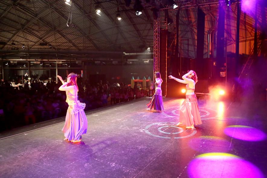 XIIº Día Solidario a Favor de Proactiva Open Arms - Imagen de la actuación de unas bailarinas en el escenario.