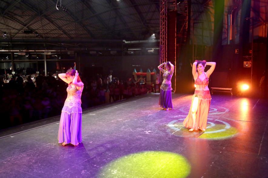 XIIº Día Solidario a Favor de Proactiva Open Arms - Imagen de la actuación de unas bailarinas en el escenario.