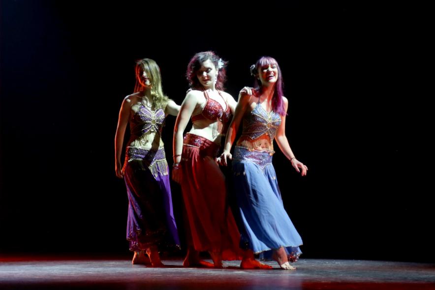 XIIº Día Solidario a Favor de Proactiva Open Arms - Imagen de la actuación de unas bailarinas en el escenario.
