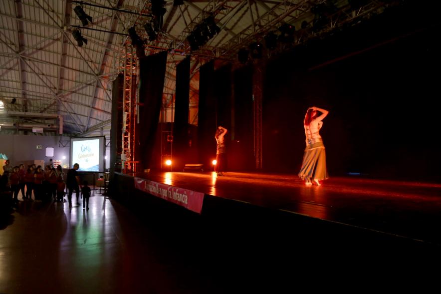 XIIº Día Solidario a Favor de Proactiva Open Arms - Imagen de la actuación de unas bailarinas en el escenario.