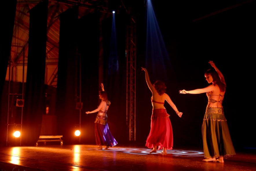 XIIº Día Solidario a Favor de Proactiva Open Arms - Imagen de la actuación de unas bailarinas en el escenario.