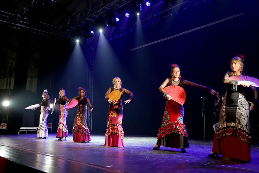 XIIº Día Solidario a Favor de Proactiva Open Arms - Imagen de la actuación de unas bailarinas en el escenario.