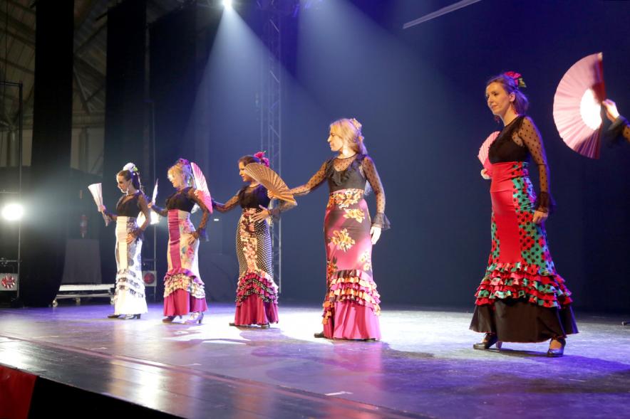 XIIº Día Solidario a Favor de Proactiva Open Arms - Imagen de la actuación de unas bailarinas en el escenario.