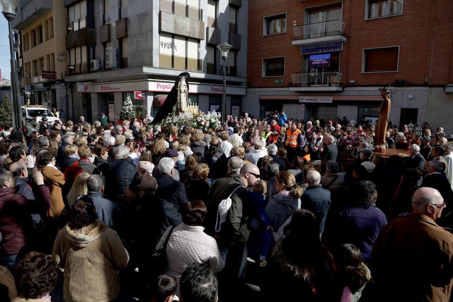 Procesión del Encuentro 2018 - Imagen de la Virgen de la Soledad, en un momento de la procesión ante la mirada del público asistente.
