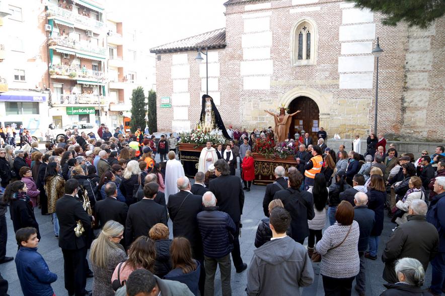 Procesión del Encuentro 2018 - Imagen de el encuentro de los pasos, la Virgen de la Soledad y el Cristo Resucitado ante la mirada del público asistente.