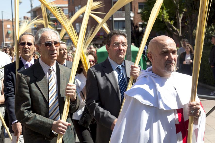 Semana Santa 2017 - Procesión de Domingo de Ramos - Imagen de penitentes con sus palmas en la procesión de Domingo de Ramos.