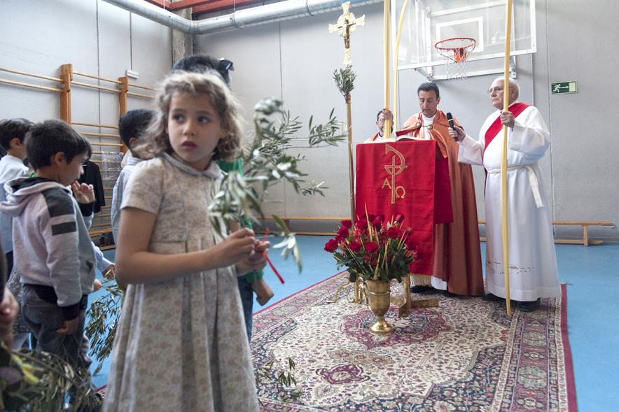 Semana Santa 2017 - Procesión de Domingo de Ramos - Imagen de niños bendiciendo sus palmas.