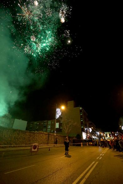 Procesión Virgen de la Paz 2018 -  Imagen lateral de los fuegos artificiales.