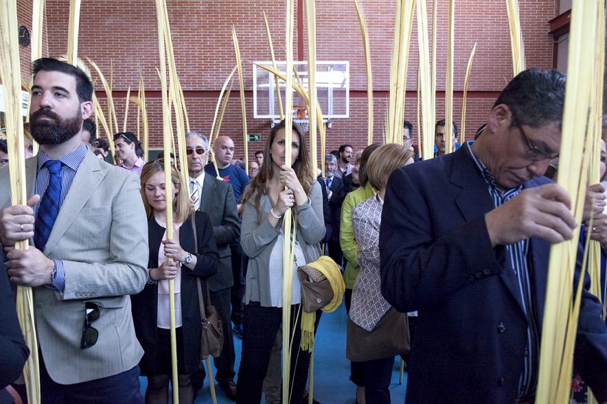 Semana Santa 2017 - Procesión de Domingo de Ramos - Imagen de penitentes con sus palmas mientras son bendecidas.