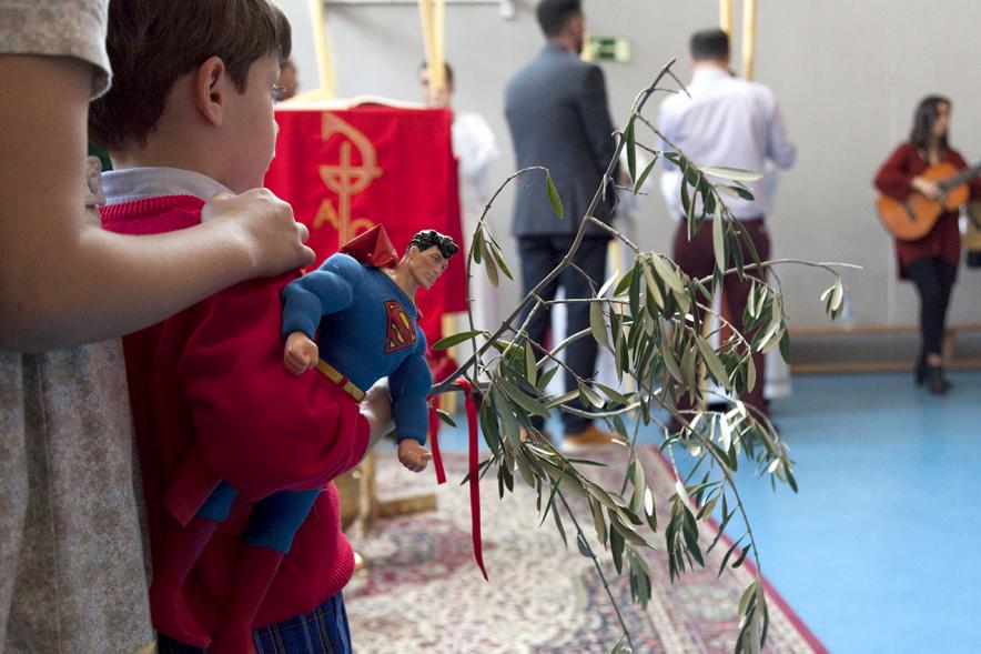 Semana Santa 2017 - Procesión de Domingo de Ramos - Imagen de un niño bendiciendo su palma.