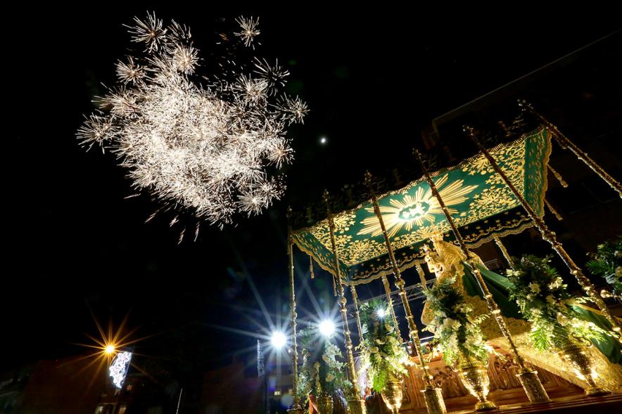 Procesión Virgen de la Paz 2018 - La Virgen iluminada por los fuegos artificiales.