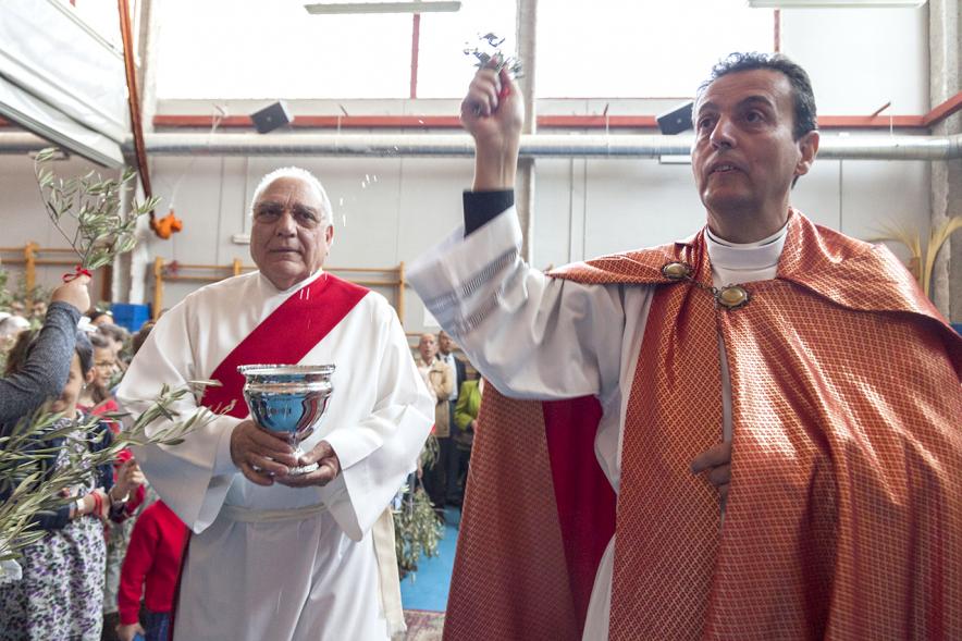 Semana Santa 2017 - Procesión de Domingo de Ramos - Imagen del cura en un momento de la bendición de las palmas.