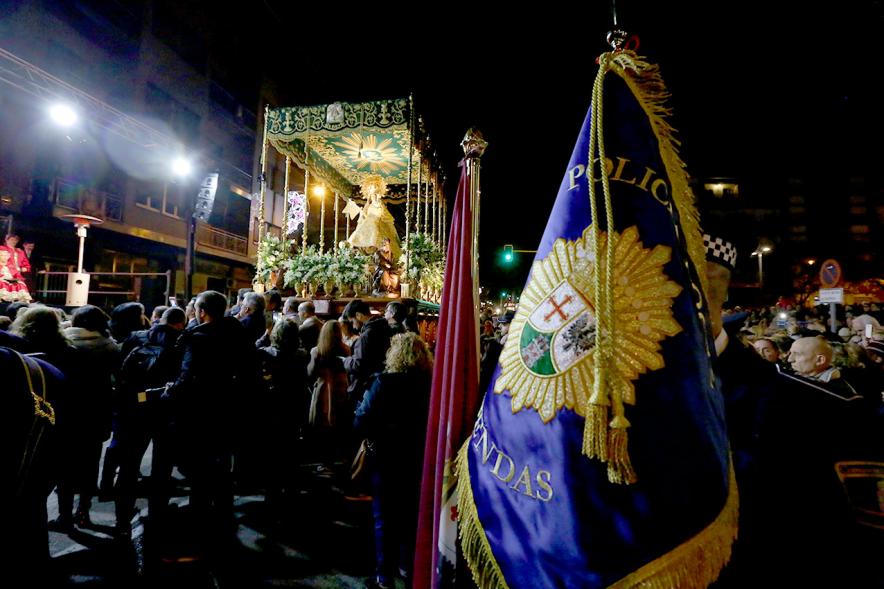Procesión Virgen de la Paz 2018 - El estandarte junto a la Virgen.